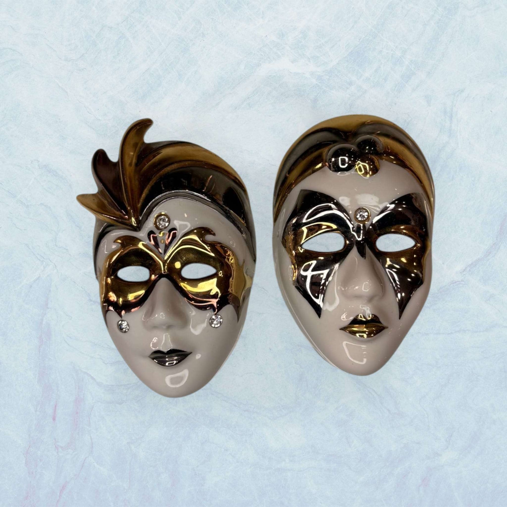 Máscaras de porcelana venecianas Galos y Ocer únicas en tonos dorados y plateados con incrustaciones brillantes, ideales para decoración artística.