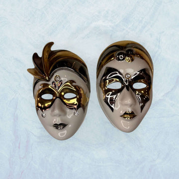 Máscaras de porcelana venecianas Galos y Ocer únicas en tonos dorados y plateados con incrustaciones brillantes, ideales para decoración artística.