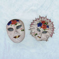 Máscaras de porcelana venecianas Galos y Ocer únicas con diseño floral pintado a mano y detalles dorados, perfectas para decoración de interiores.