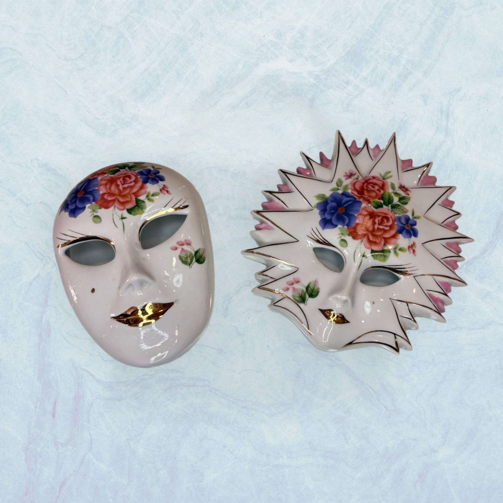Máscaras de porcelana venecianas Galos y Ocer únicas con diseño floral pintado a mano y detalles dorados, perfectas para decoración de interiores.