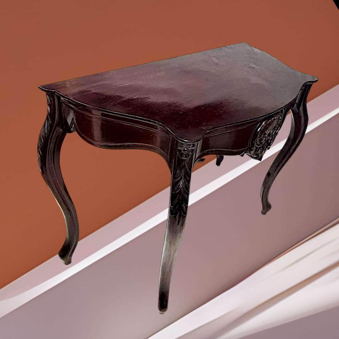 Consola de caoba estilo isabelina con tallado central en forma de concha y patas curvas. Ideal para decoración clásica en entradas o salones.