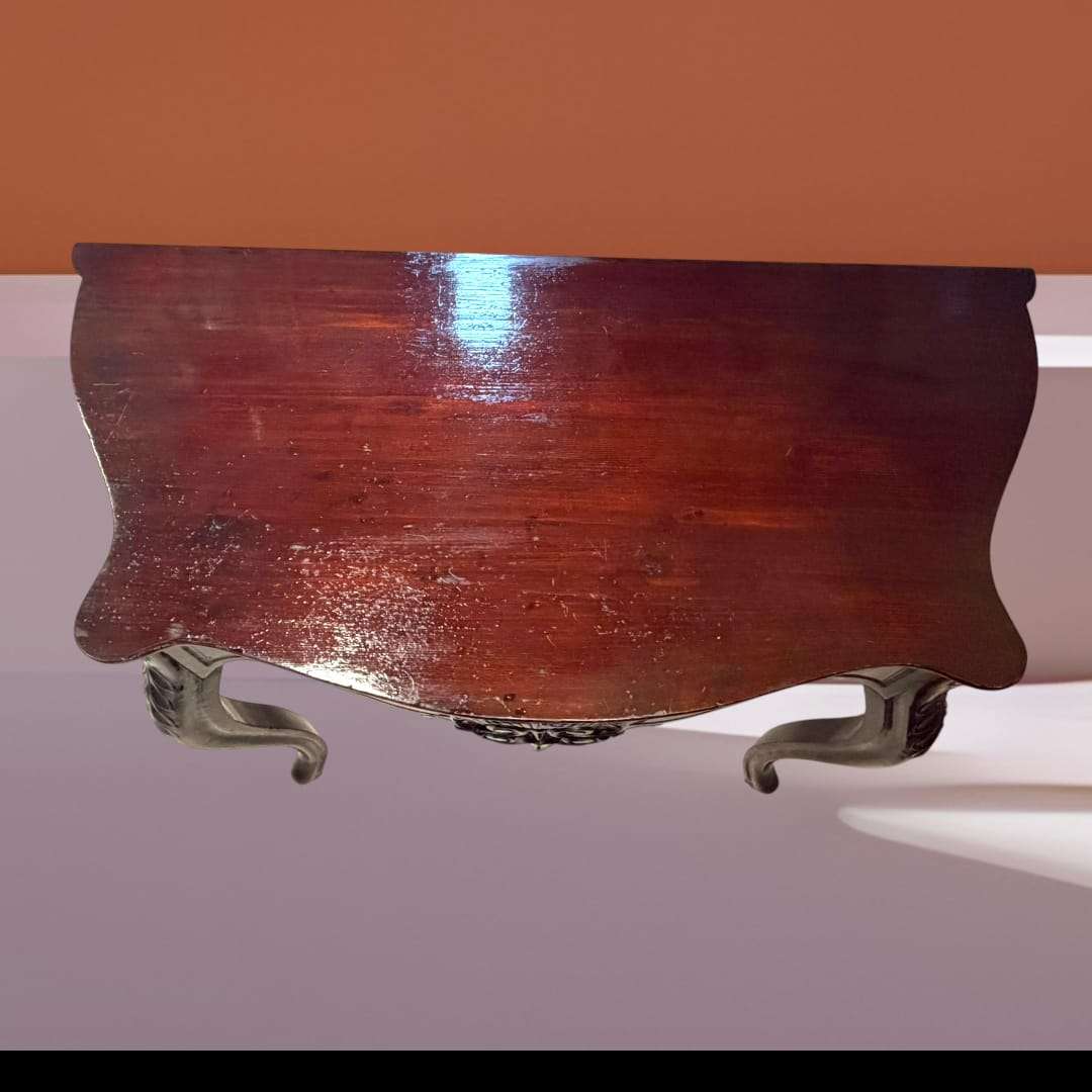 Vista aérea de consola de caoba estilo isabelina con superficie pulida y bordes curvos. Perfecta para decoración elegante y tradicional.