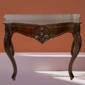 Frontal de consola de caoba estilo isabelina con ornamentación central y patas curvas. Mueble decorativo de alta gama para el hogar.