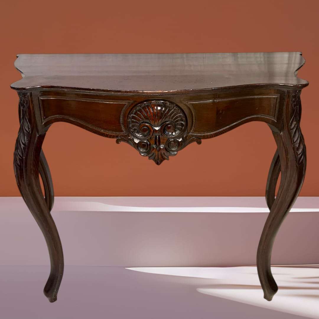 Frontal de consola de caoba estilo isabelina con ornamentación central y patas curvas. Mueble decorativo de alta gama para el hogar.