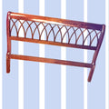 Cabecero de caoba clásico con estructura refinada y diseño calado de celosía arqueada. Ideal para añadir elegancia a dormitorios tradicionales.