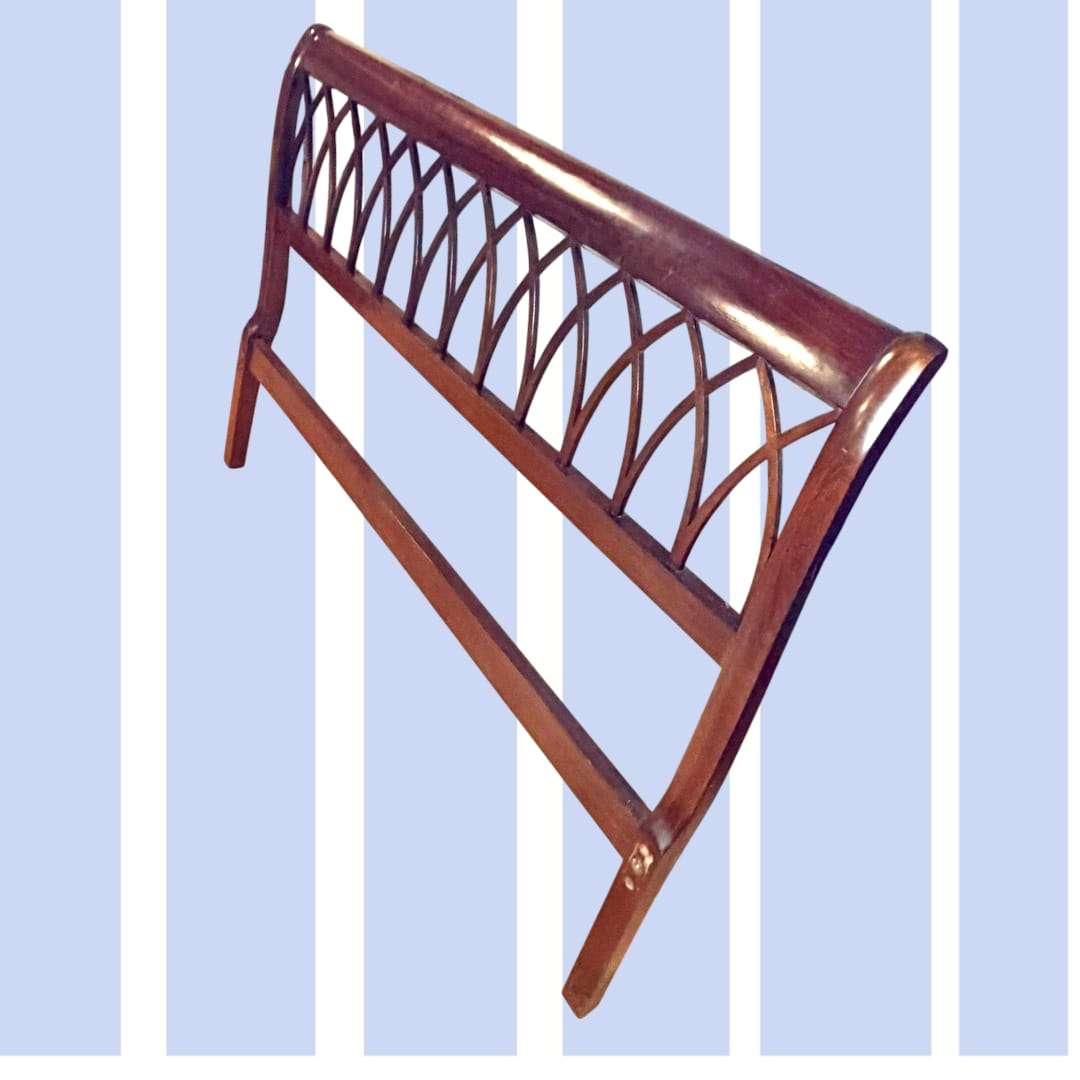 Cabecero de caoba con diseño arqueado y detalles calados. Complemento refinado para camas en ambientes clásicos y acogedores.