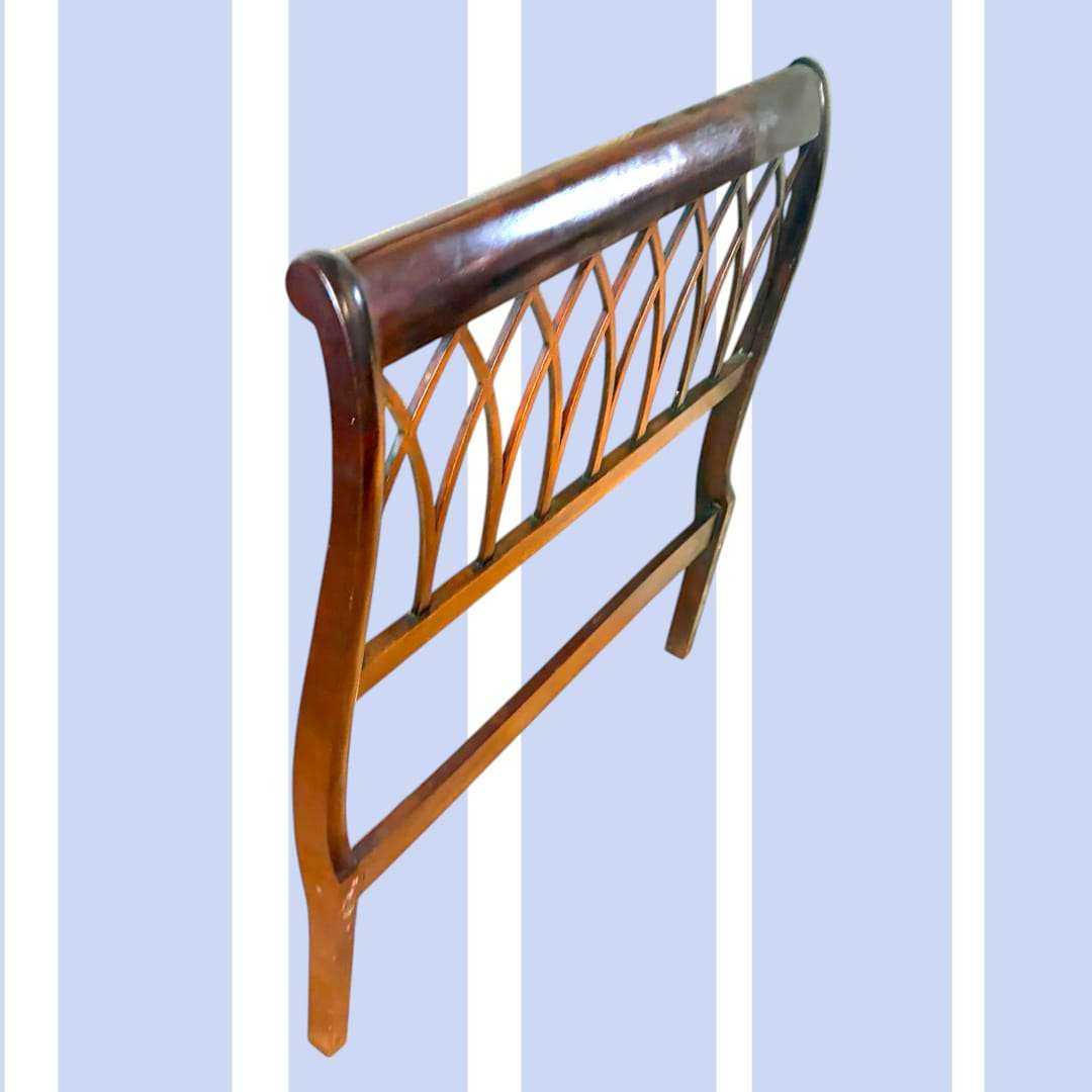 Cabecero de cama en caoba con diseño calado y estructura robusta. Pieza exclusiva para decoración elegante en habitaciones.