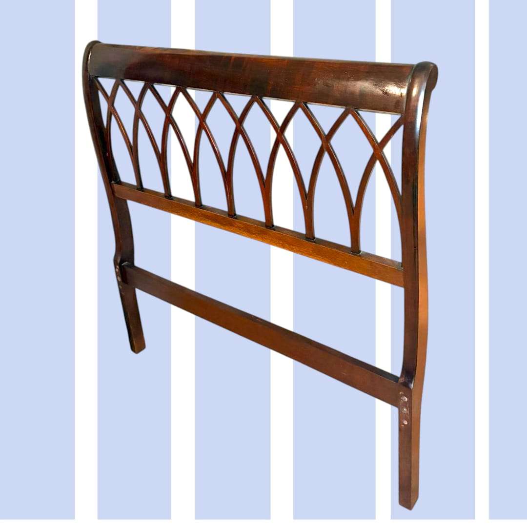Cabecero de caoba clásico con celosía decorativa y líneas curvas. Aporta calidez y distinción al mobiliario de dormitorio.