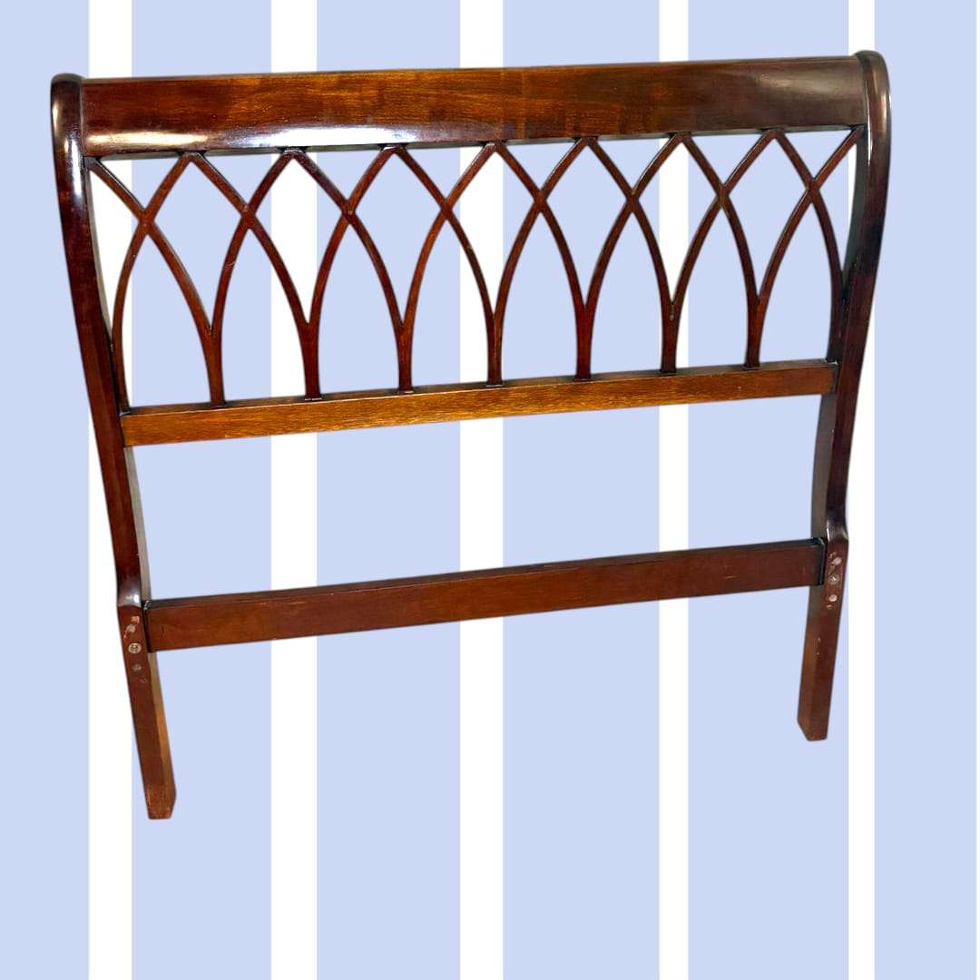 Cabecero de caoba maciza con diseño calado simétrico y acabado brillante. Perfecto para decoración de camas en estilo clásico y sofisticado.