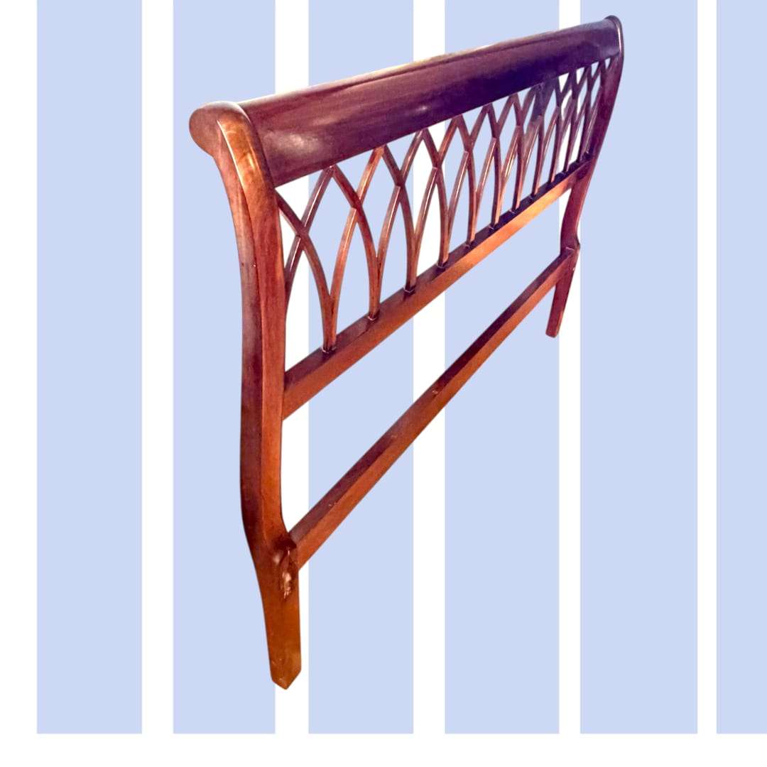 Cabecero de caoba clásico con estructura refinada y diseño calado en celosía arqueada. Ideal para añadir elegancia a dormitorios tradicionales.