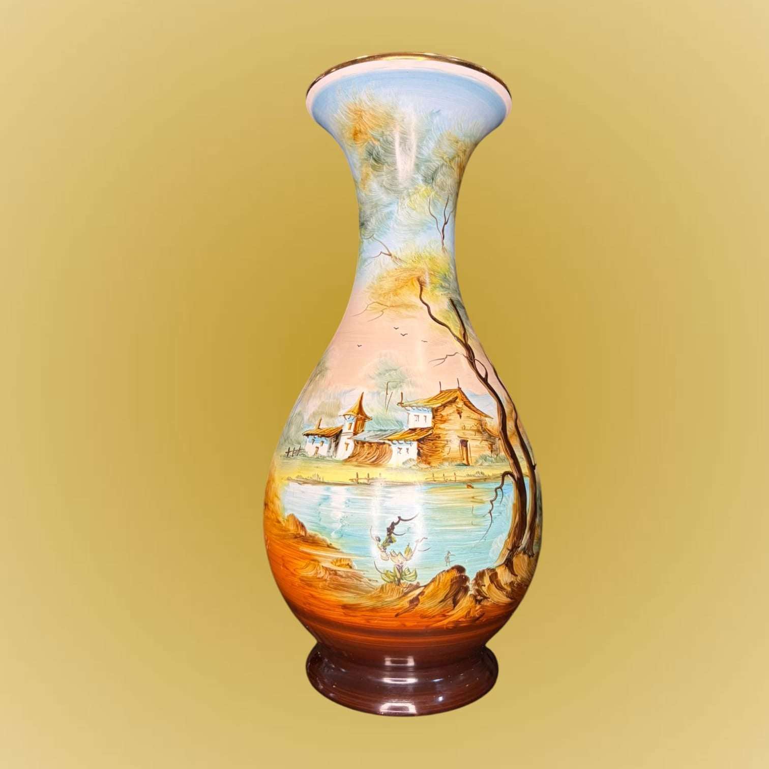 Florero de porcelana pintado a mano artesanal de 32,5 cm con paisaje rural en tonos cálidos. Decoración vintage ideal para interiores elegantes.