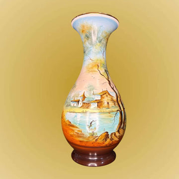 Florero de porcelana pintado a mano artesanal de 32,5 cm con paisaje rural en tonos cálidos. Decoración vintage ideal para interiores elegantes.