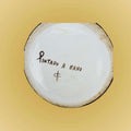 Base del florero de porcelana de 32,5 cm con inscripción 'Pintado a mano'. Detalle que certifica su autenticidad artesanal para decoración exclusiva.