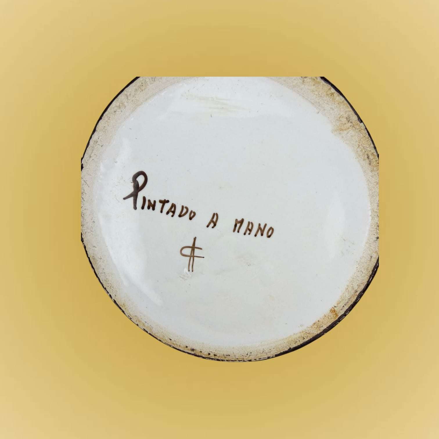 Base del florero de porcelana de 32,5 cm con inscripción 'Pintado a mano'. Detalle que certifica su autenticidad artesanal para decoración exclusiva.