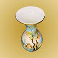 Vista superior del florero de porcelana pintado a mano de 32,5 cm. Diseño artesanal con acabado interior blanco y borde dorado elegante.