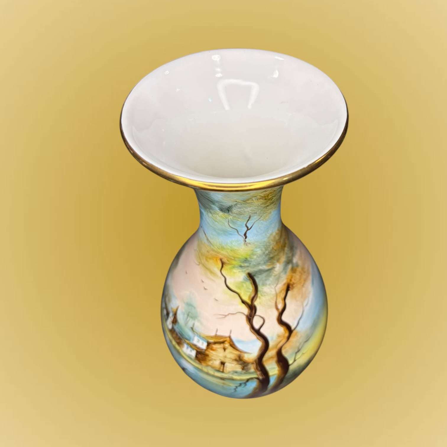Vista superior del florero de porcelana pintado a mano de 32,5 cm. Diseño artesanal con acabado interior blanco y borde dorado elegante.