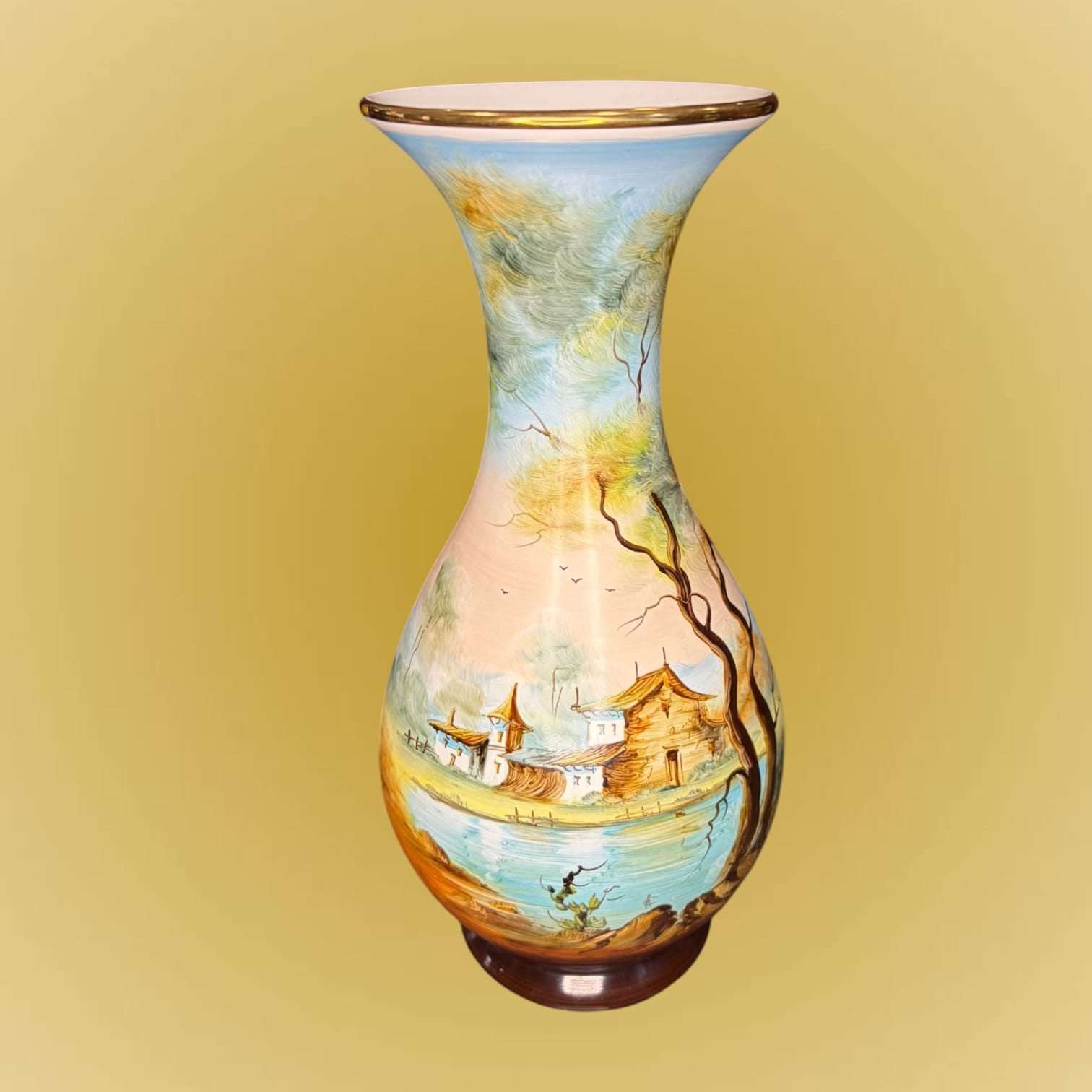 Florero de porcelana artesanal de 32,5 cm con pintura a mano de casas junto al río. Pieza decorativa única para hogar estilo clásico.