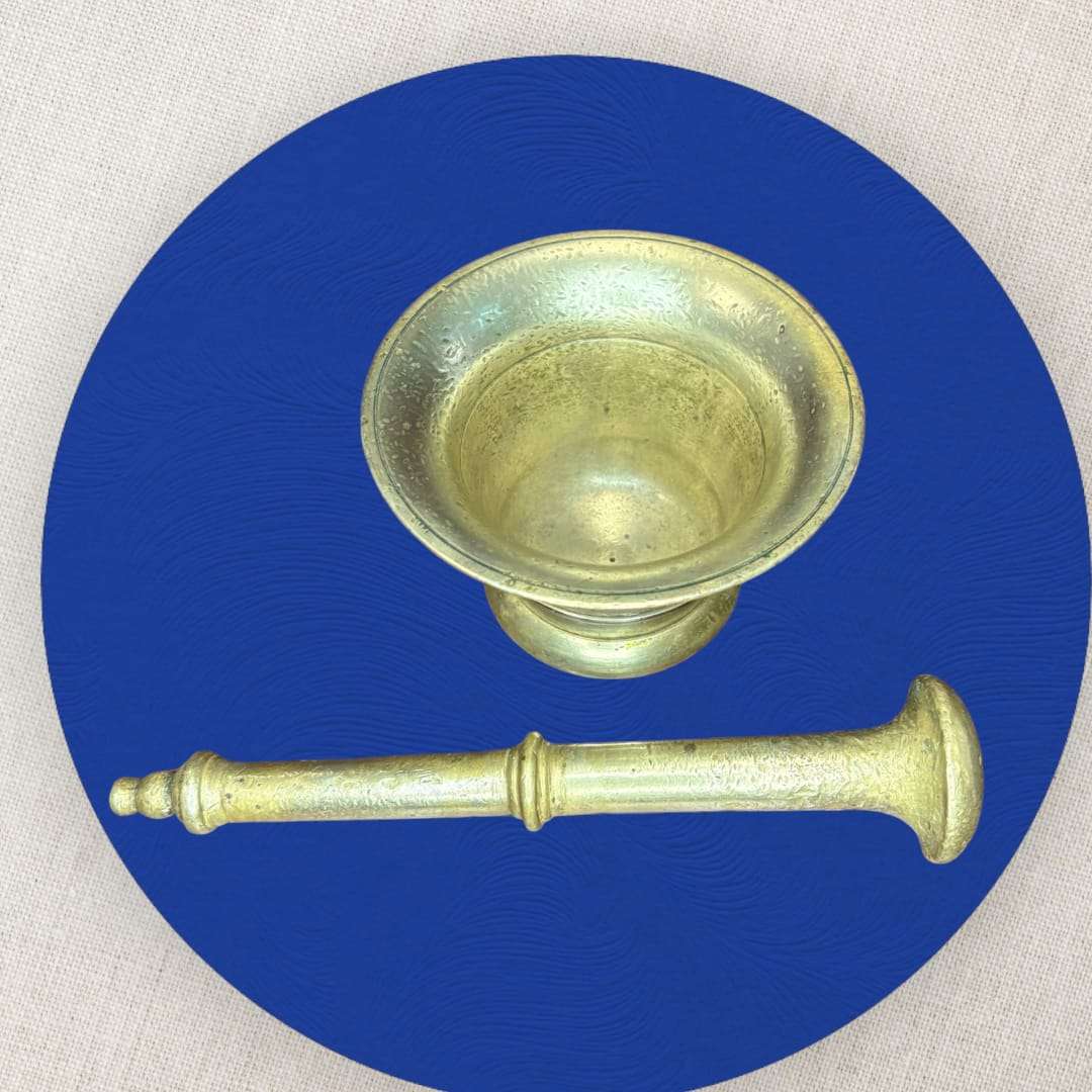 Mortero antiguo de bronce con maja