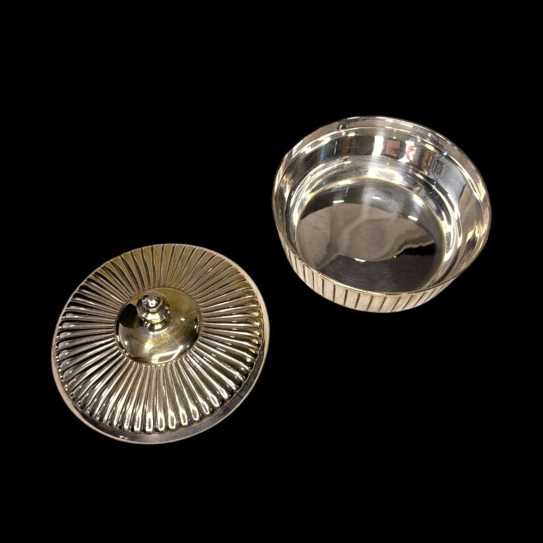 Joyero de metal plateado con tapa acanalada clásica para decoración de tocador