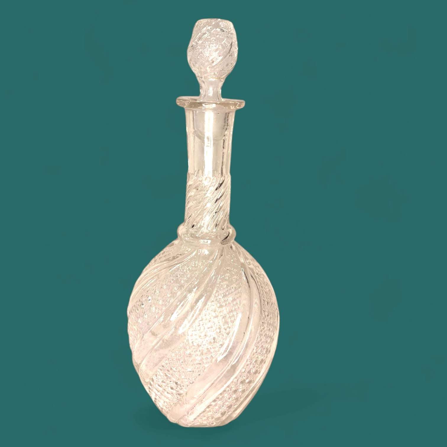 Licorera de cristal tallado con tapón decorativo en decoración para hogar y jardín