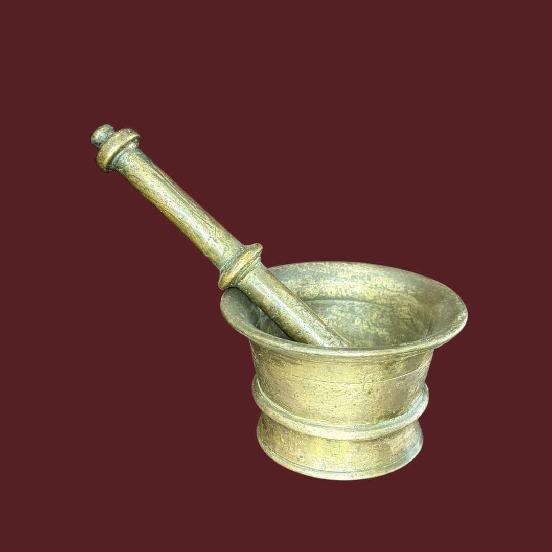Mortero de bronce macizo con maja tradicional para decoración en hogar y jardín