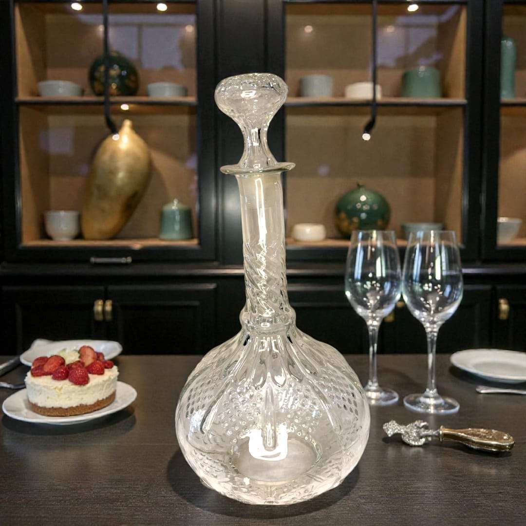 Licorera de cristal con tapa en ambiente sofisticado para decoración de hogar