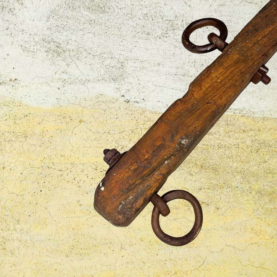 Balancín de madera con anillos de forja 57 cm en decoración rústica