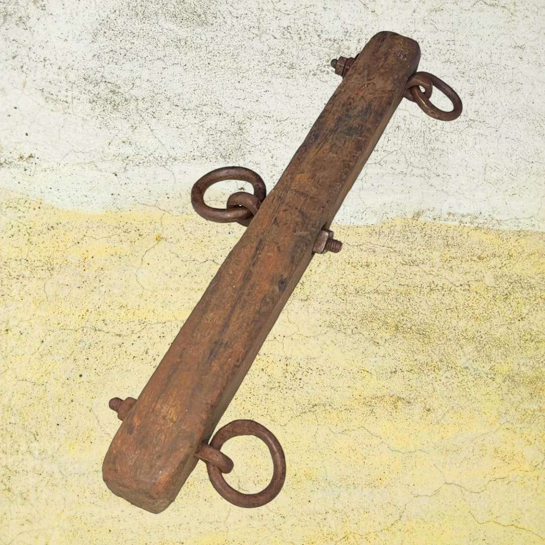 Balancín de madera rústica con anillos de forja para decoración de hogar y jardín
