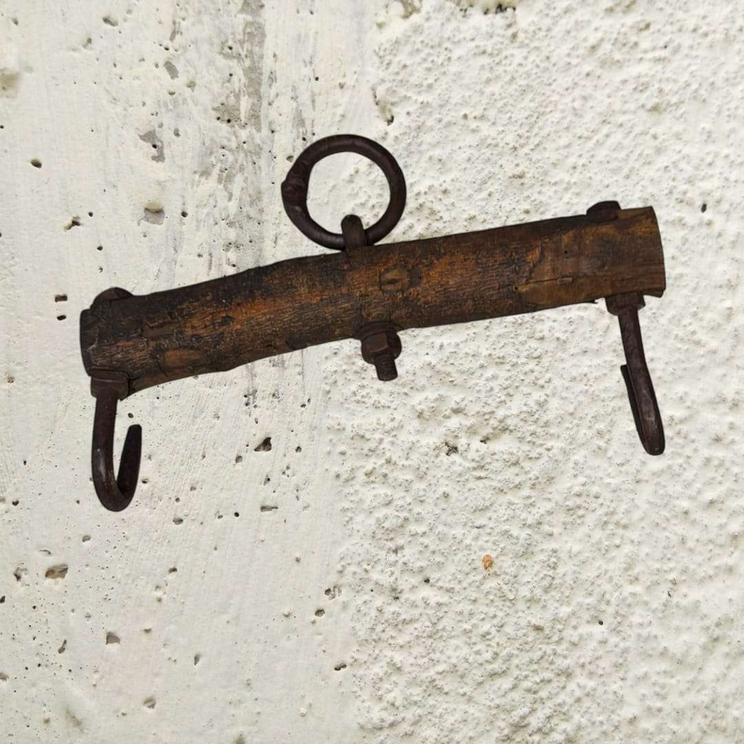 Balancín de madera con anillos de forja para decoración rústica