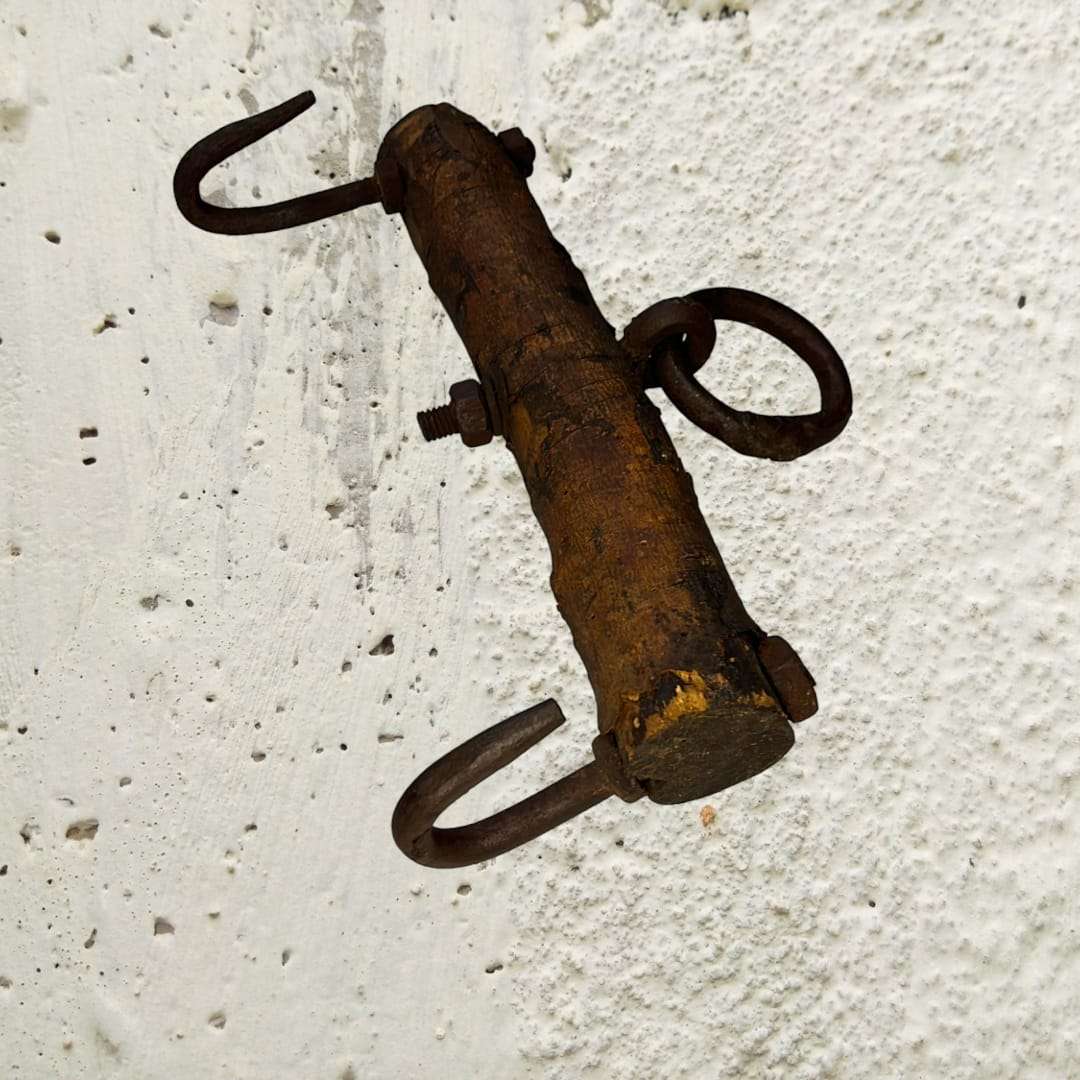 Balancín de madera con anillos de forja para decoración rústica
