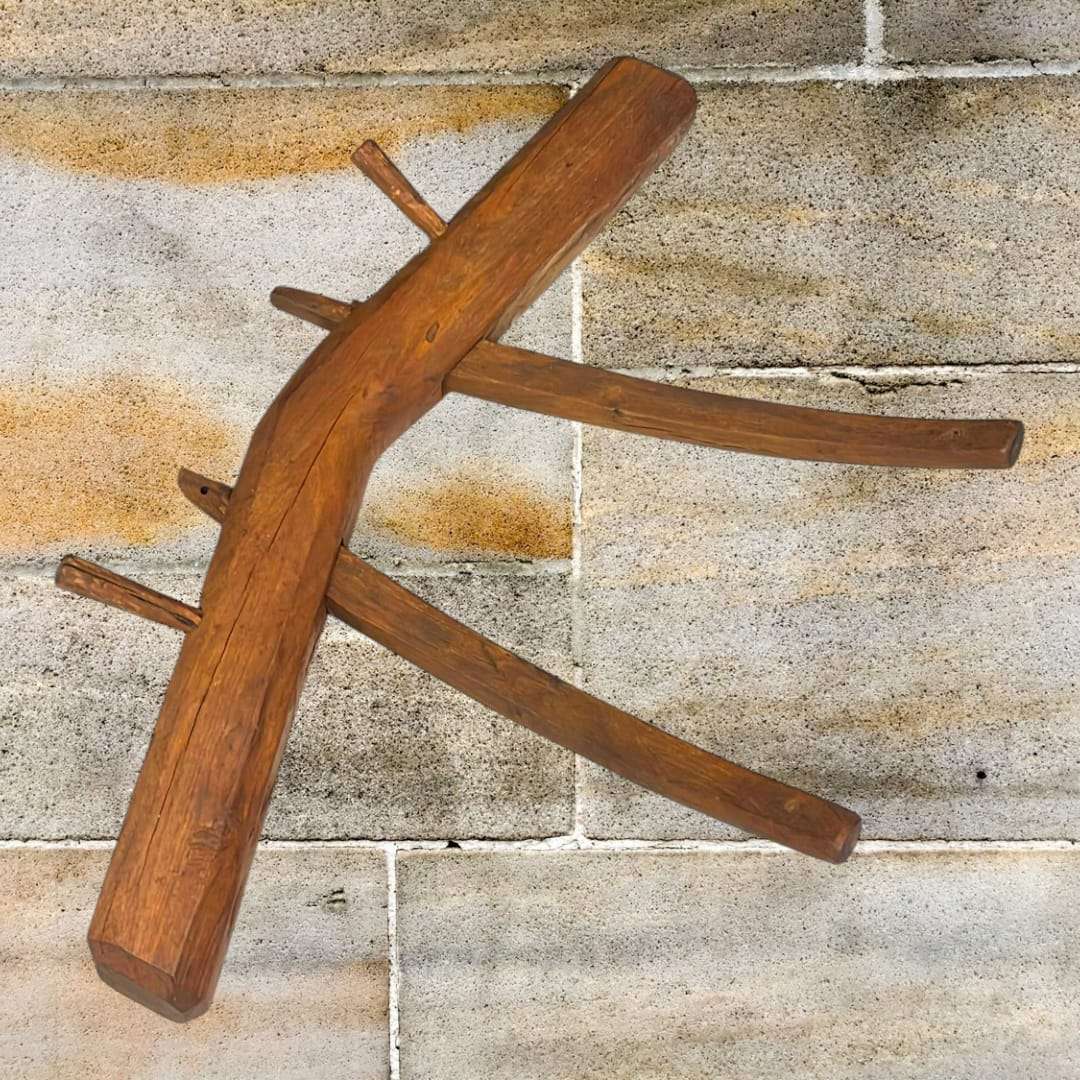 Yugo de madera rústico en estilo tradicional para decoración de interiores