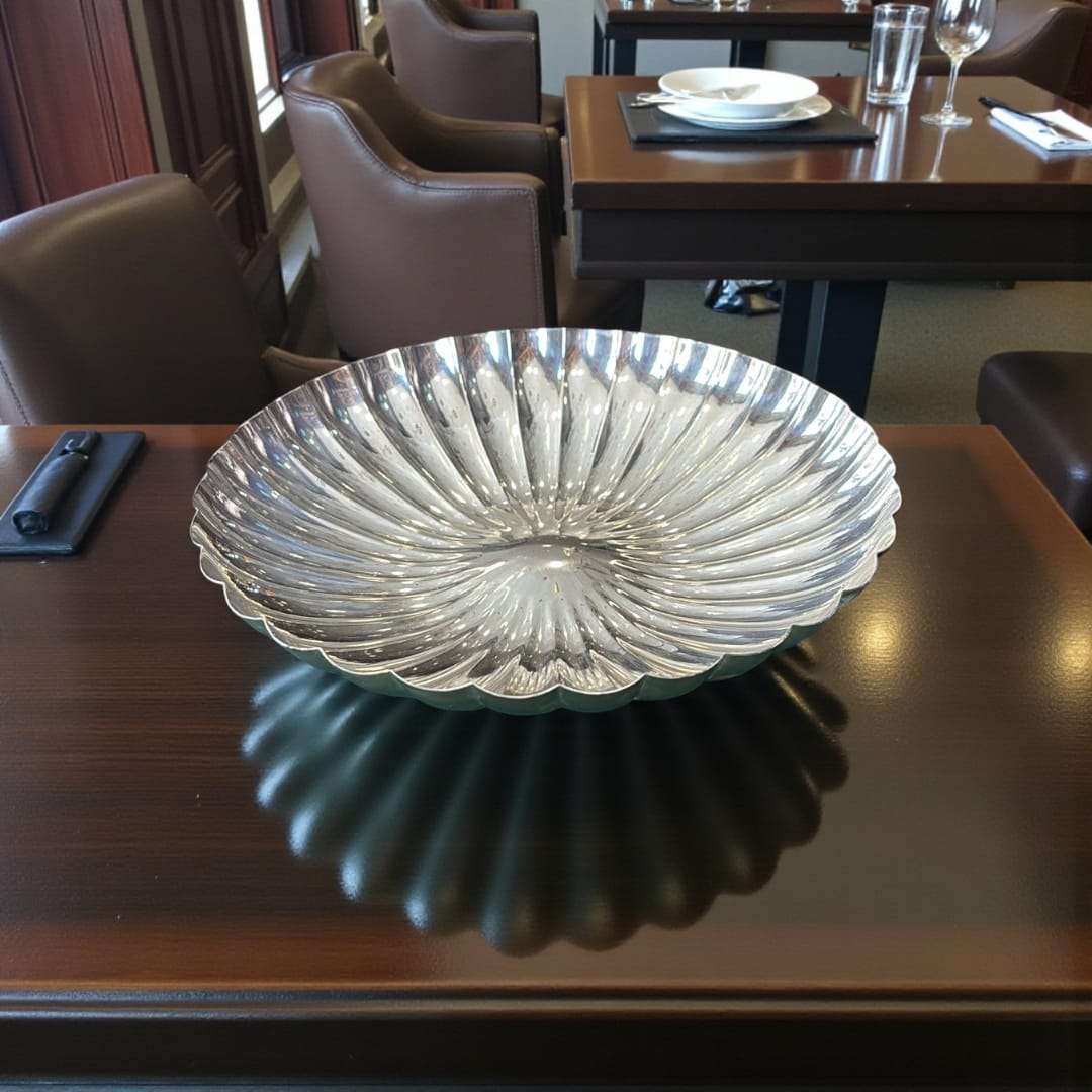 Panera de metal plateado 27 cm diseño acanalado en mesa elegante