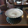 Panera de metal plateado 27 cm diseño acanalado en comedor sofisticado
