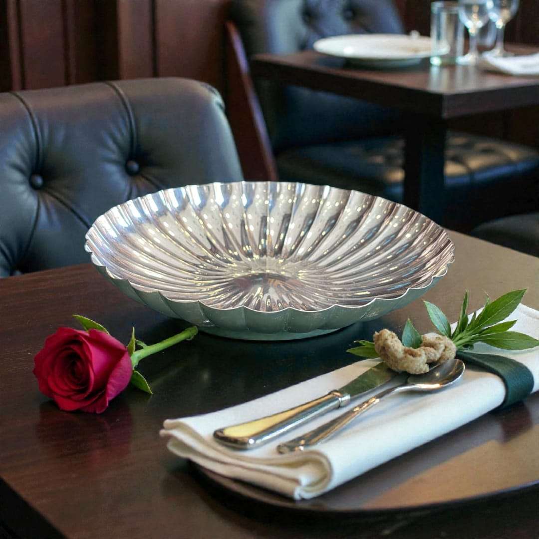 Panera de metal plateado 27 cm diseño acanalado en mesa elegante