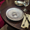 Plato decorativo de cristal con diseño acanalado
