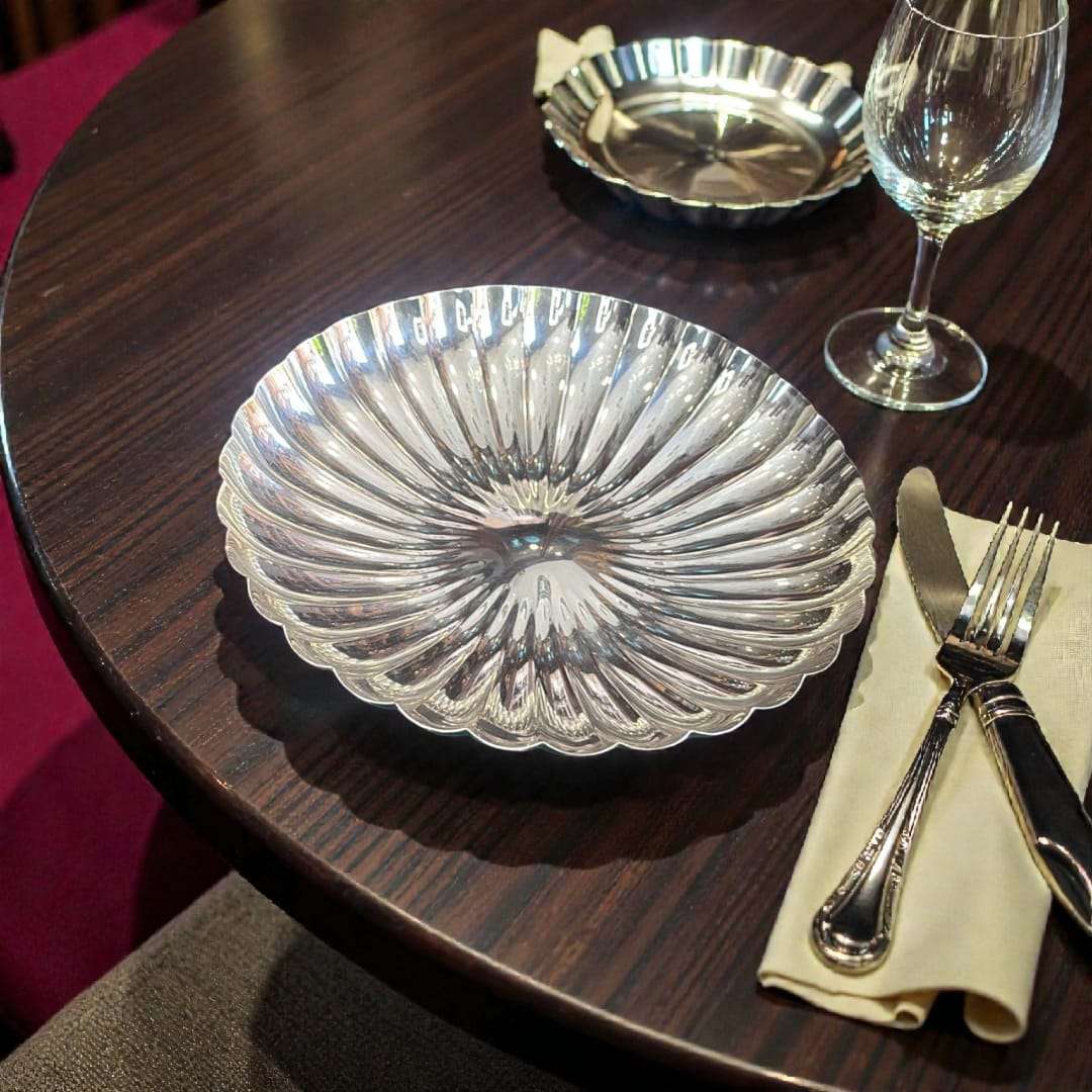 Plato decorativo de cristal con diseño acanalado
