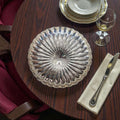 Panera de metal plateado 27 cm diseño acanalado en mesa de restaurante
