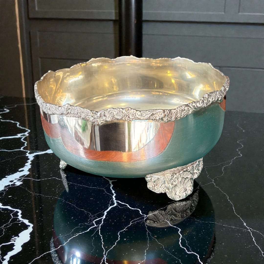 Centro de mesa de metal plateado con patas ornamentales