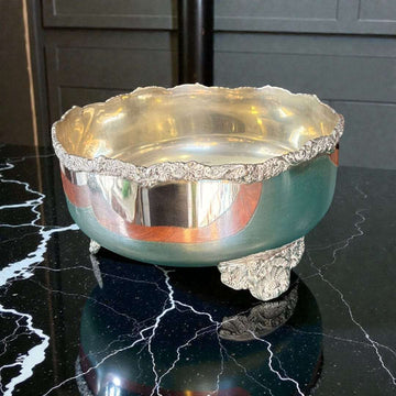 Centro de mesa de metal plateado con patas ornamentales