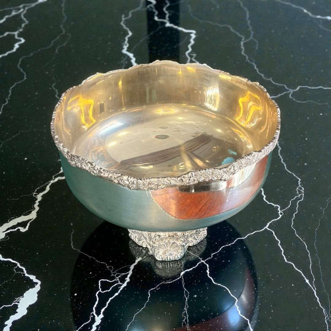 Centro de mesa de metal plateado con borde decorado