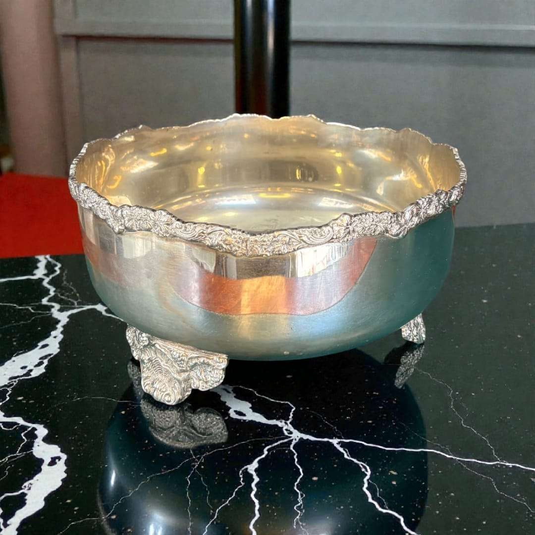 Centro de mesa de metal plateado con patas ornamentales
