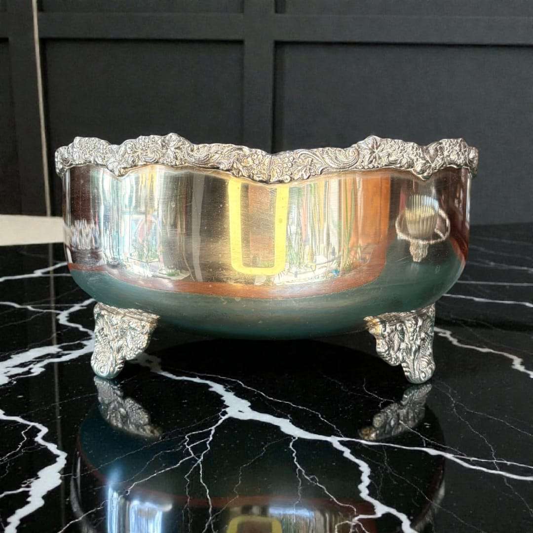 Centro de mesa de metal plateado con patas ornamentales