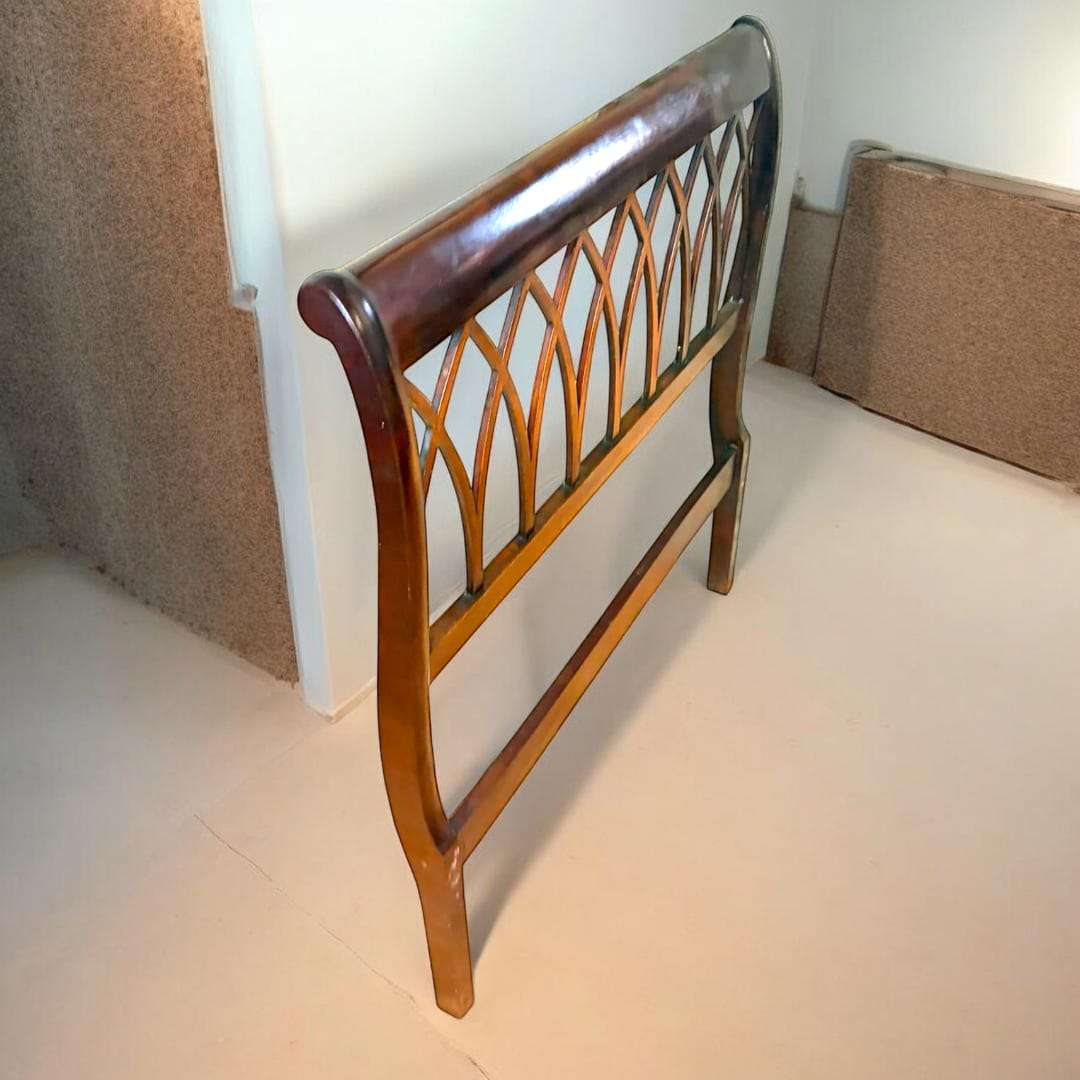 Cabecero de caoba estilo Chippendale con diseño calado para decoración