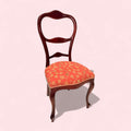 Silla clásica de madera tapizada con asiento floral
