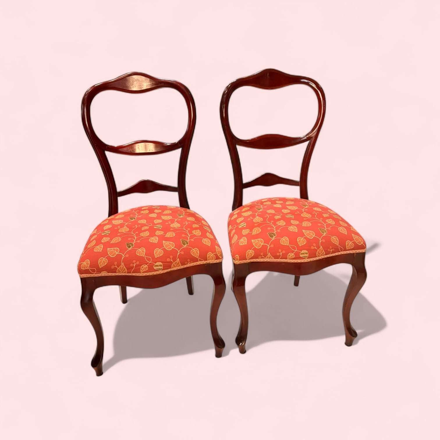 Pareja de sillas clásicas de madera tapizadas con asiento floral para decoración de hogar