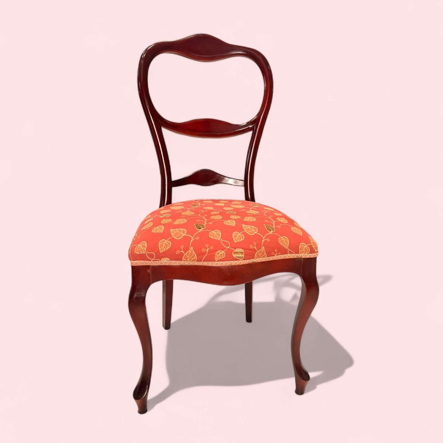 Silla clásica de madera tapizada con respaldo ovalado y patas cabriolé