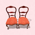 Pareja de sillas clásicas de madera con tapizado floral en tonos rojos y patas cabriolé para decoración de hogar
