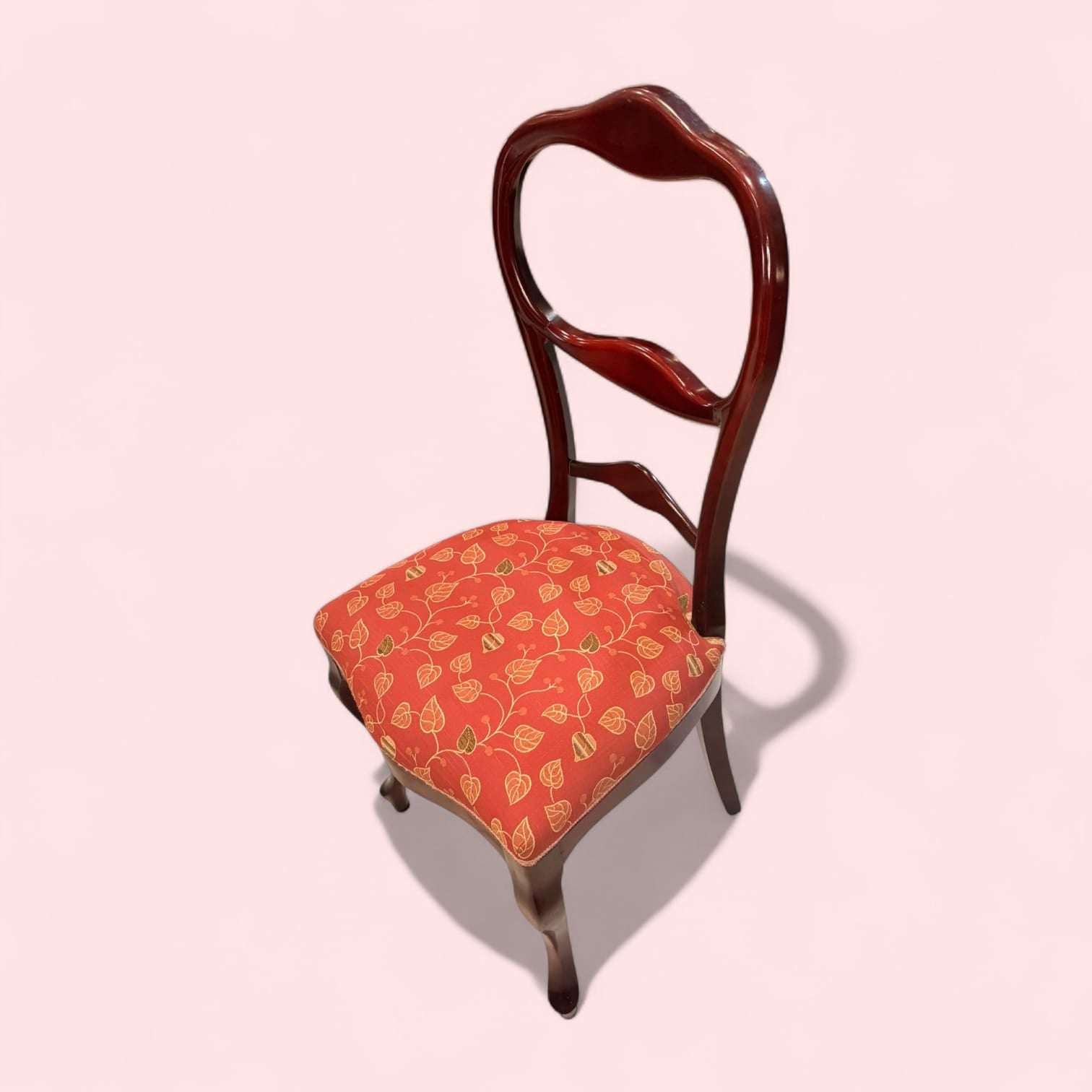 Silla clásica de madera tapizada con asiento decorado con hojas doradas