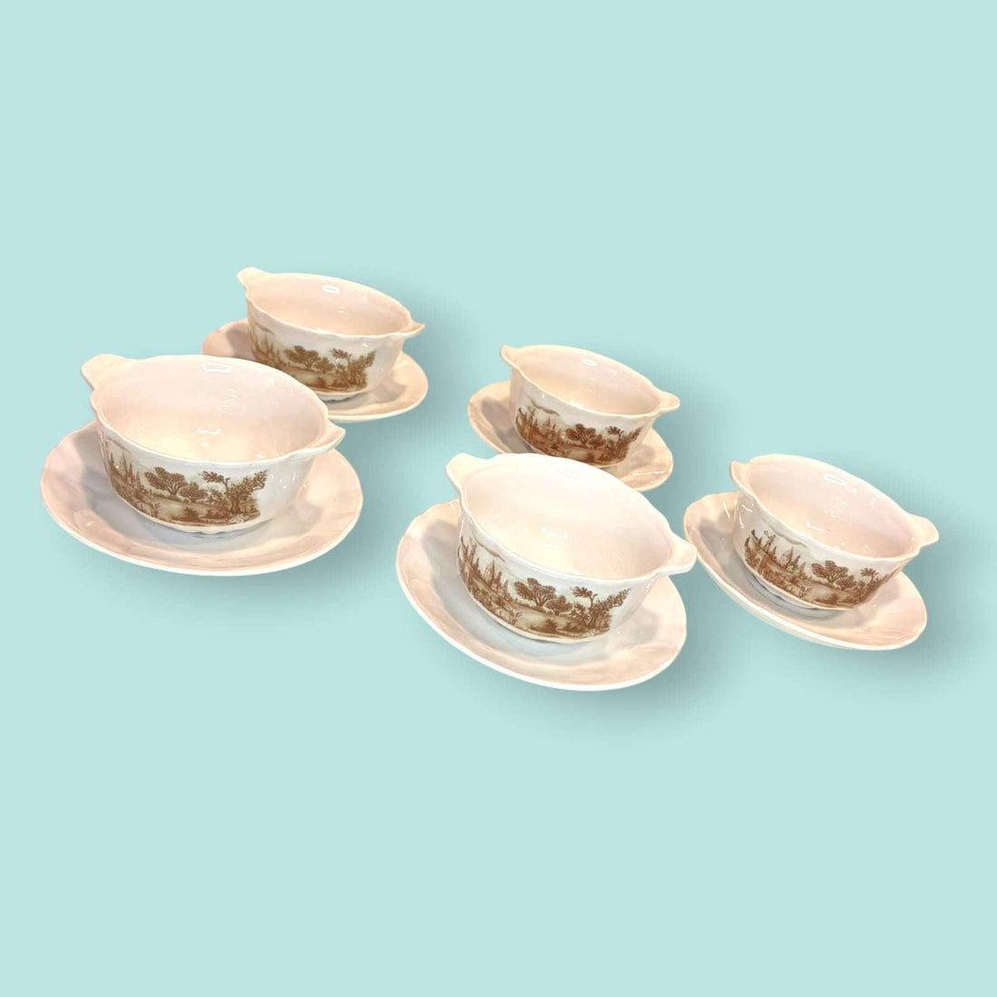 Lote de tazas de consomé Pontesa con platos decorados en tono sepia