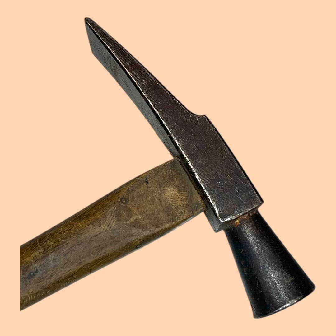 El martillo de tachuelas es una herramienta diseñada específicamente para trabajos delicados de tapicería, restauración de muebles y colocación de pequeñas tachuelas decorativas. 